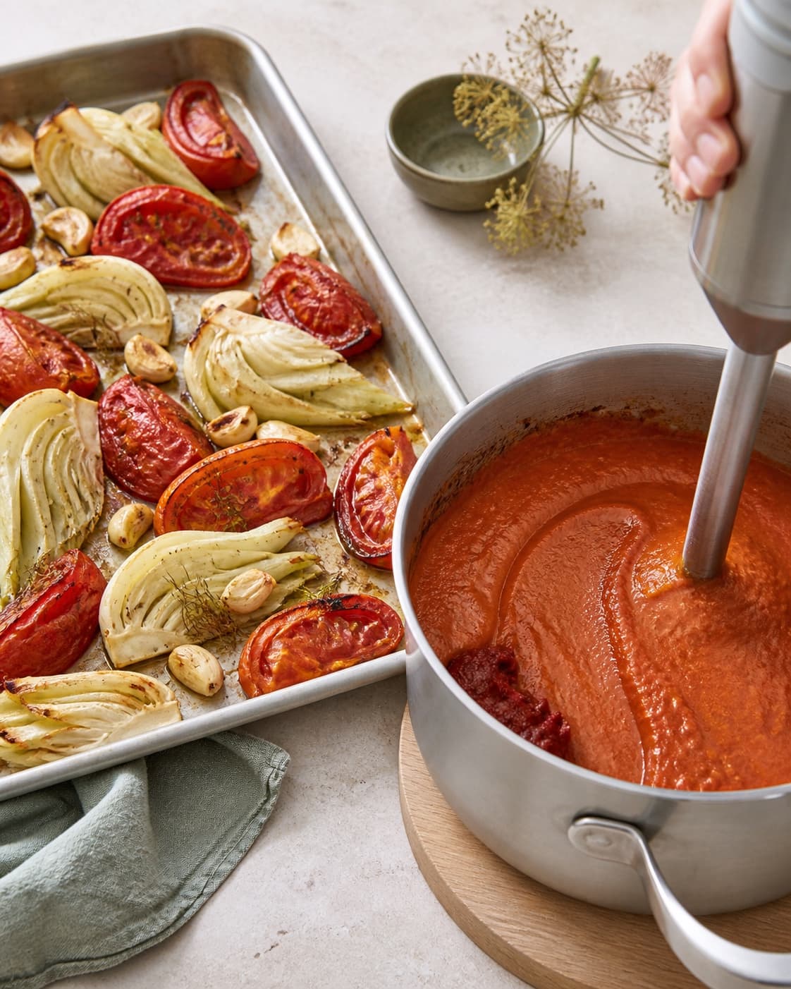 Karamelliserede tomatkvartaler, fennikelbåde og hvidløg ristes uden sorte stykker, mens den dybrøde sauce blendes til en tæt glat stribe