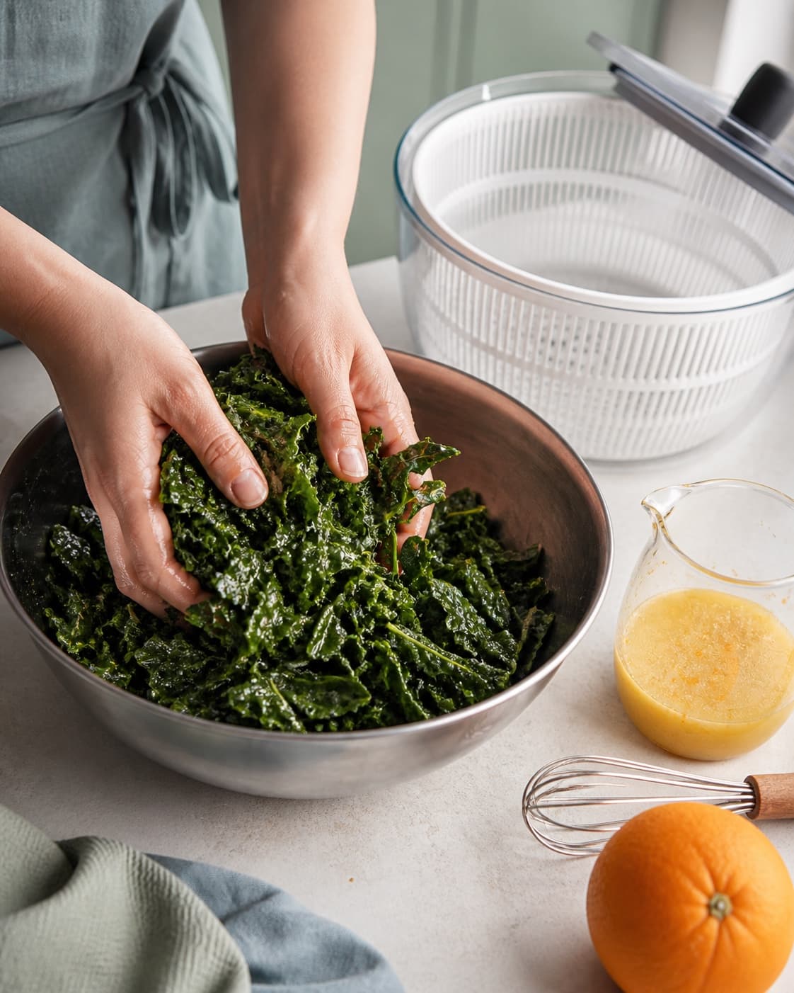 Helt tør ribbefri grønkål masseres kort med en tynd hinde orange-dijondressing, mens resten af dressingen holdes tilbage