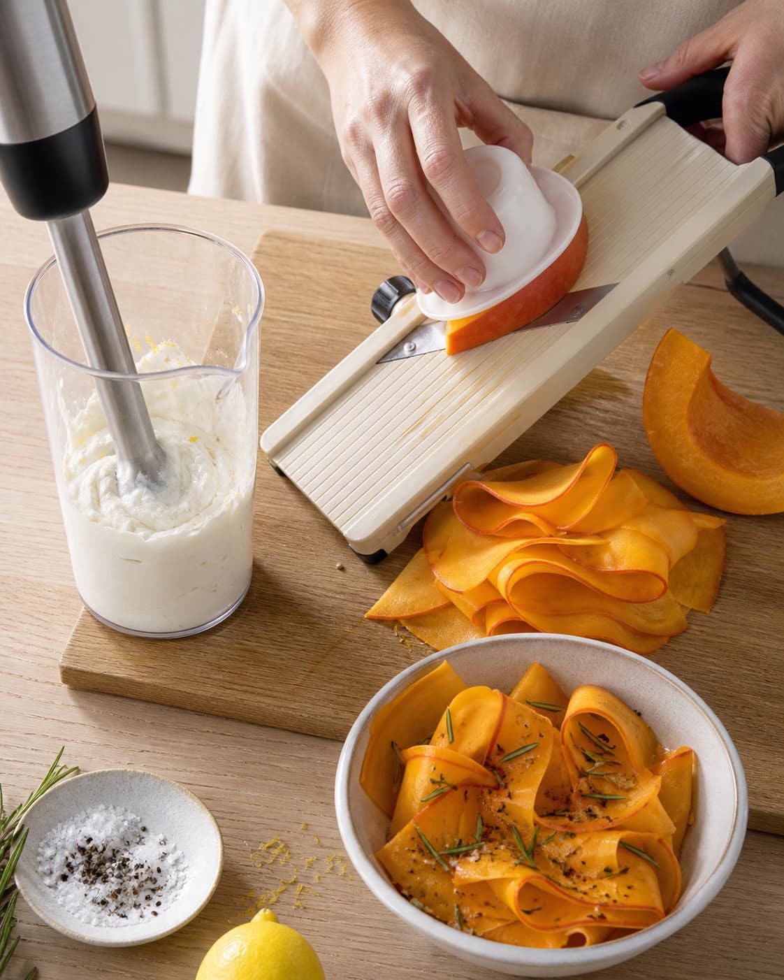 Kold feta blendes glat med yoghurt og citron, mens græskar høvles sikkert til ens bøjelige bånd på to millimeter