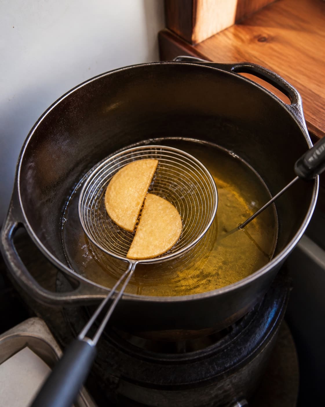 Præcis to æblehalvmåner fritteres ad gangen i en halvt fyldt tung gryde og løftes lysegyldne på hulske