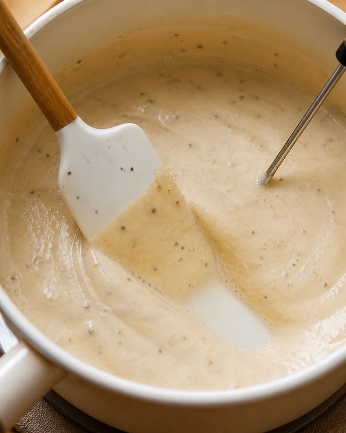 Blank fast sennepsbechamel holder et tydeligt spatelspor i gryden uden melklumper eller brun bund
