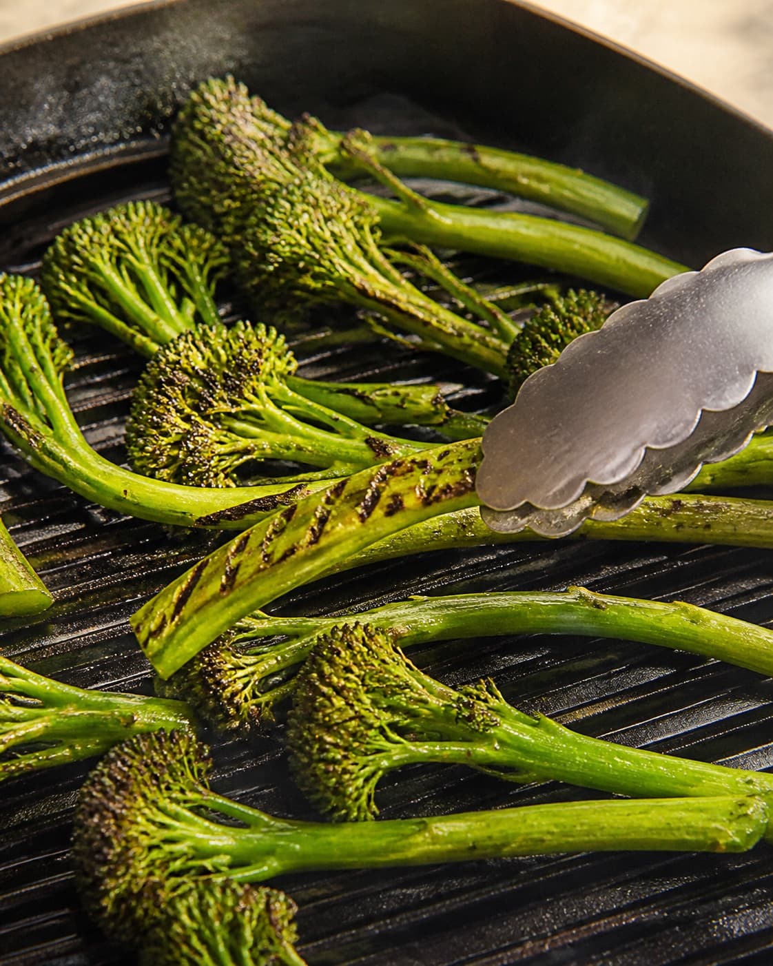 Tør broccolini grilles i ét lag med tydelige mørke grillmærker, let forkullede buketter og sprødmøre stilke