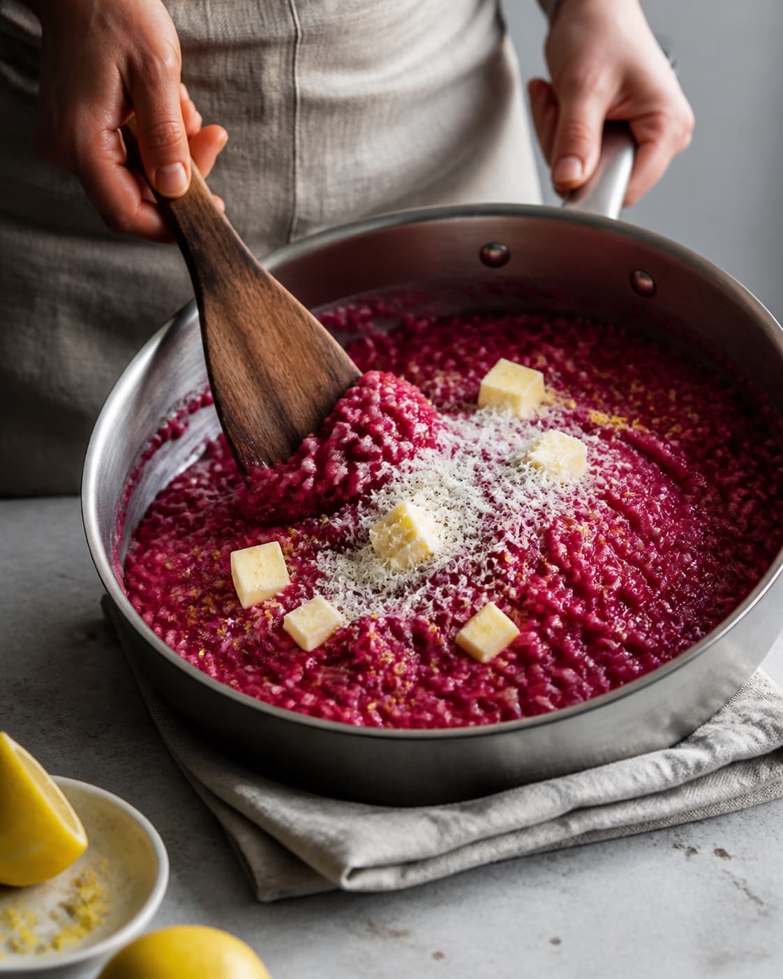 Koldt smør, parmesan og citron foldes i magentarisotto væk fra blusset til en blank langsom bølge
