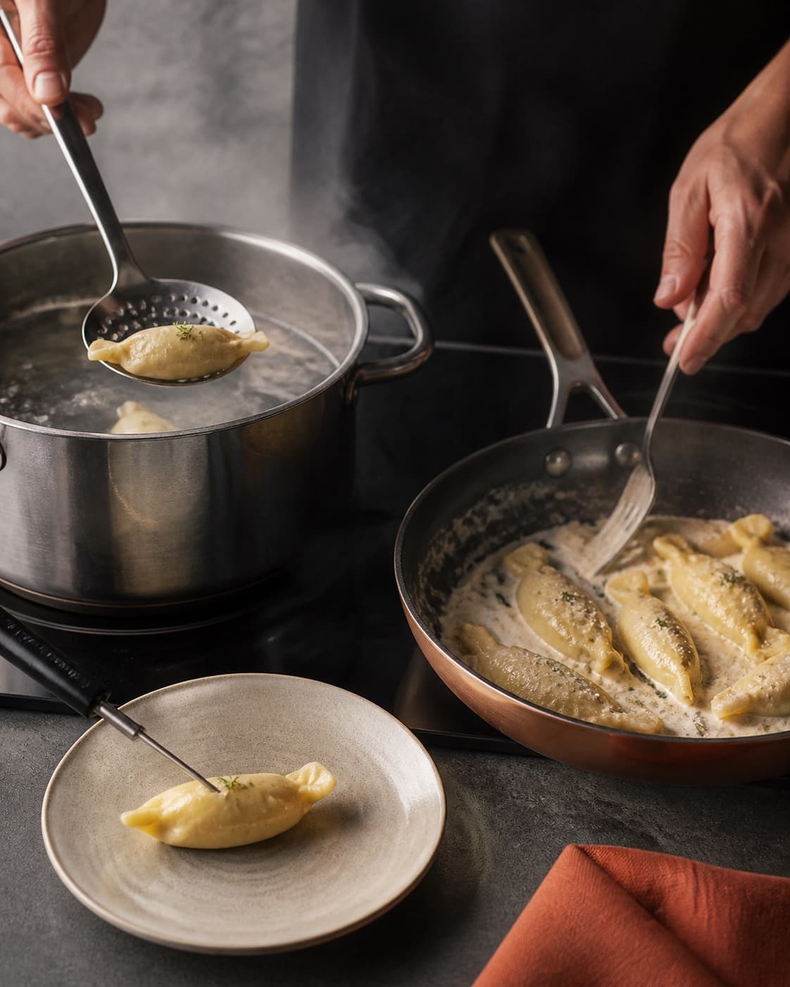 Bonbonpasta løftes fra simrende vand, en prøve måles i centrum, og kogte pakker vendes i varm parmesancreme