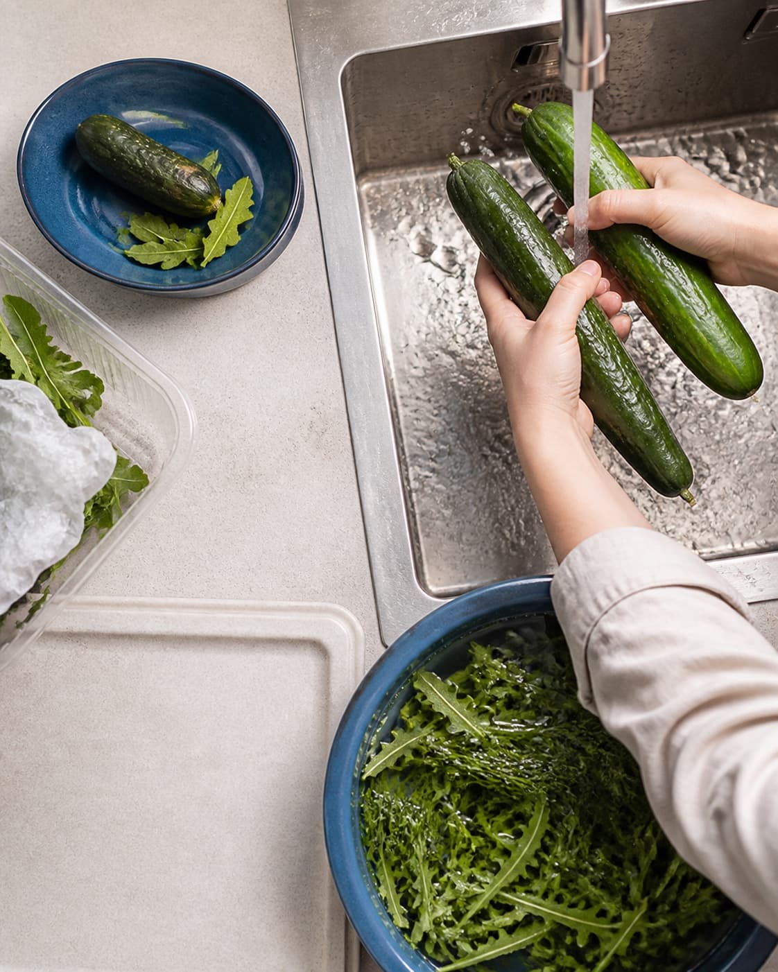 Faste agurker skylles under rindende vand, mens rucola og dild vaskes separat og bløde eller gule råvarer kasseres