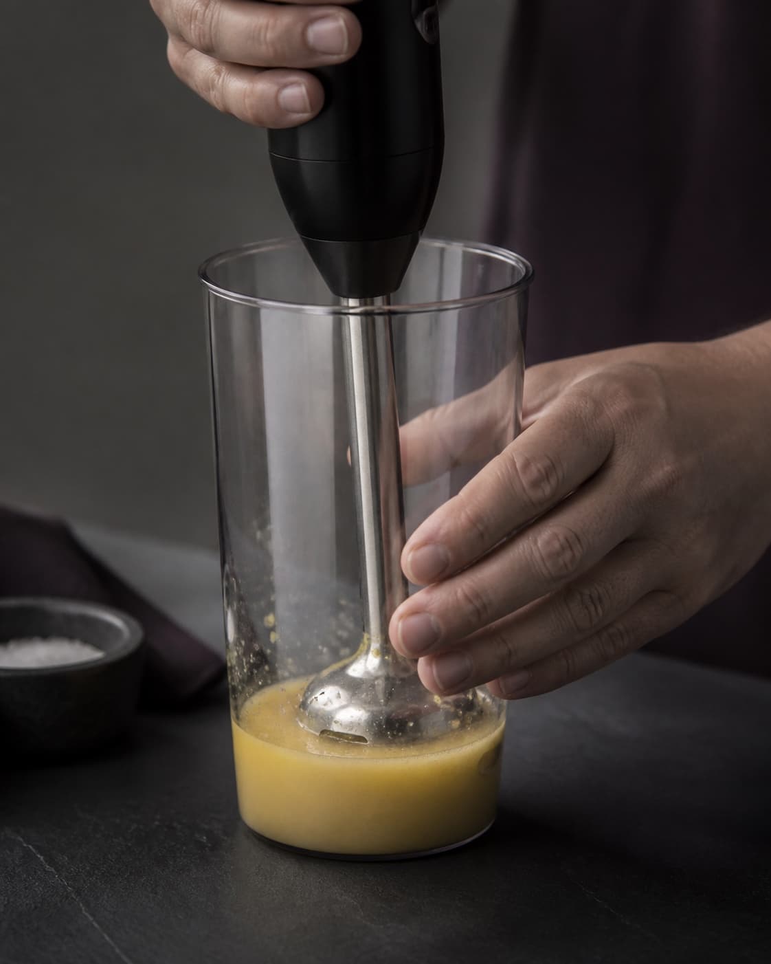 Pasteuriseret æggeblomme, citron og sennep blendes til en ensartet tynd kold base i et højt rent blenderglas