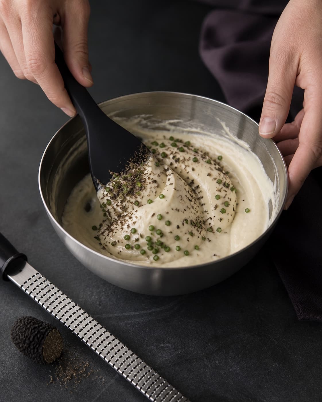Fintrevet sort trøffel og små tørre purløgsstykker foldes skånsomt gennem en tyk kold mayonnaise i metalskål