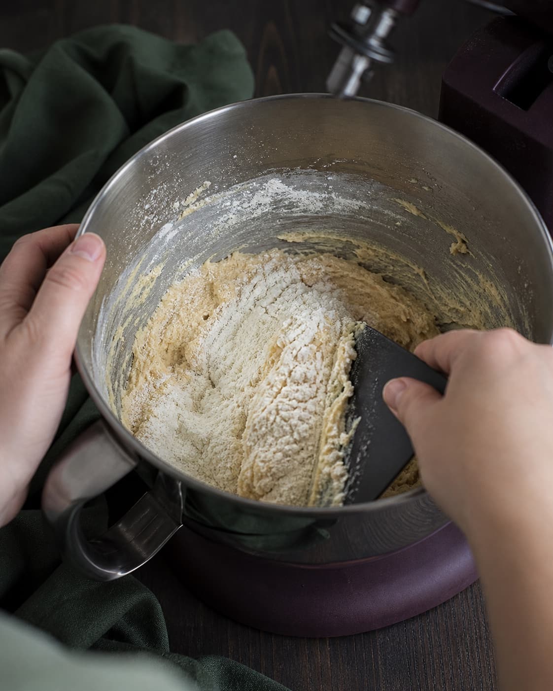 Mandelmel, hvedemel og salt foldes kort i den cremede vaniljedej med dejskraber, mens røremaskinen står stille
