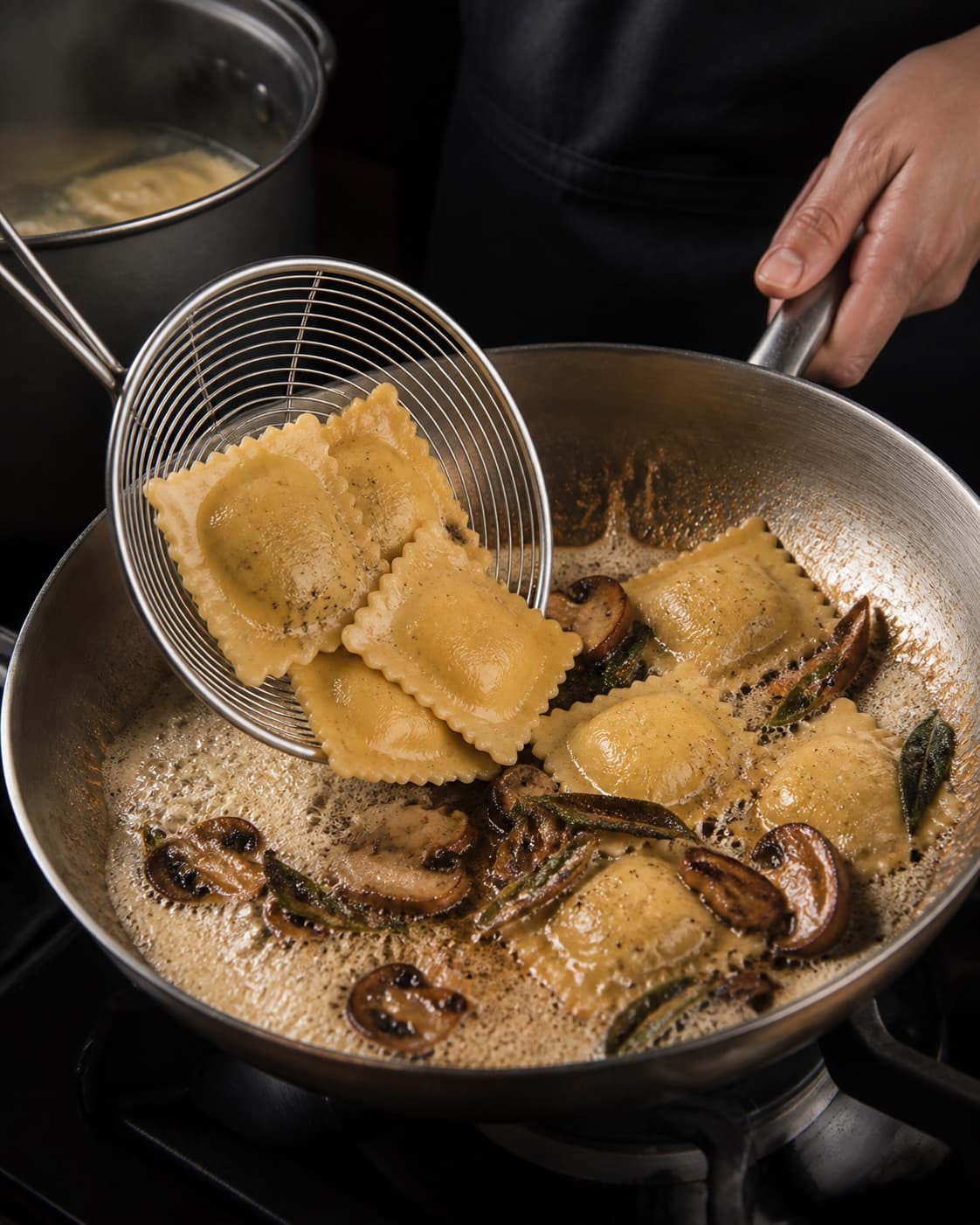 Firkantede ravioli løftes fra roligt kogevand direkte i skummende salviesmør og svampe