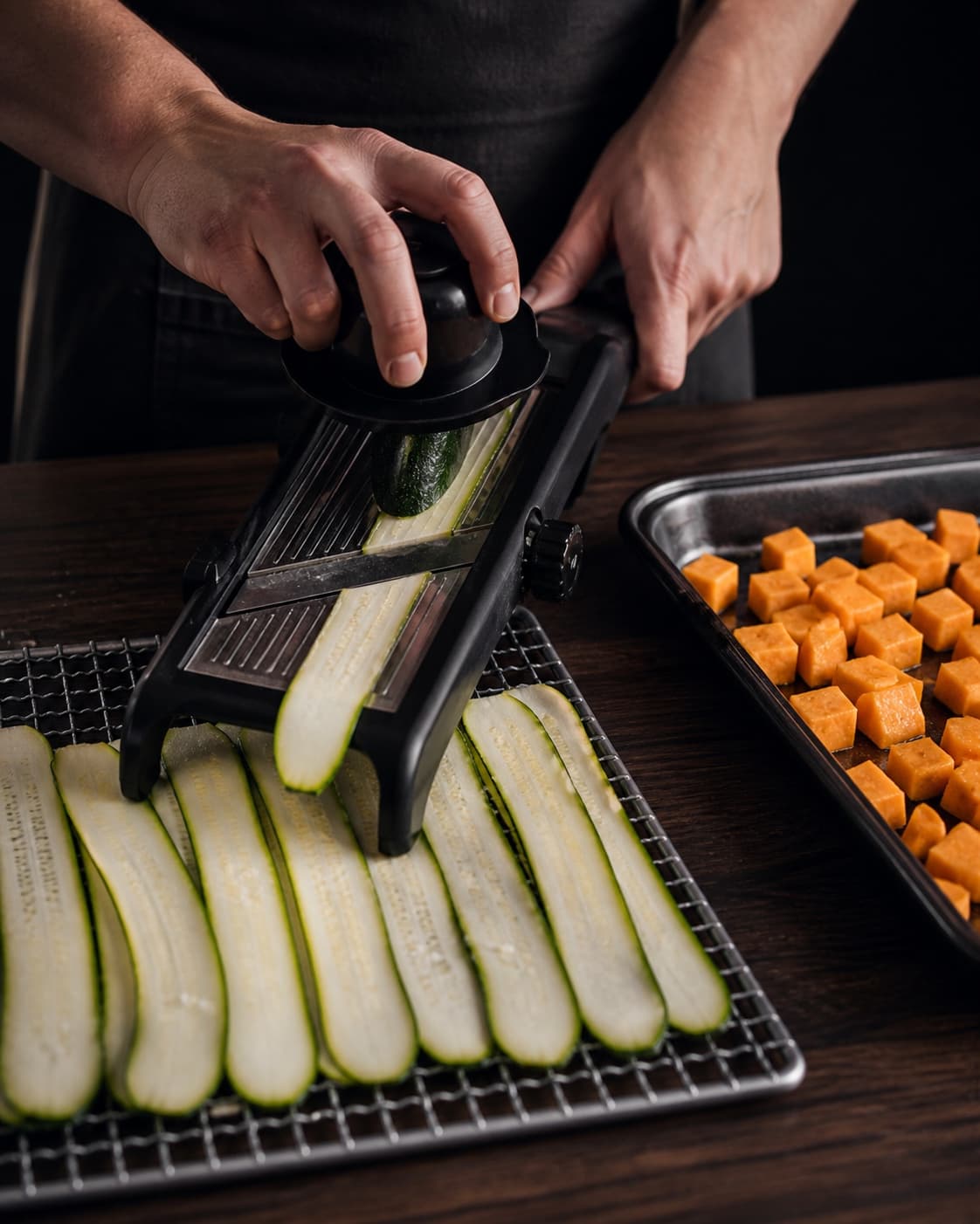 Zucchini skæres sikkert i bånd og saltes på rist ved siden af græskartern