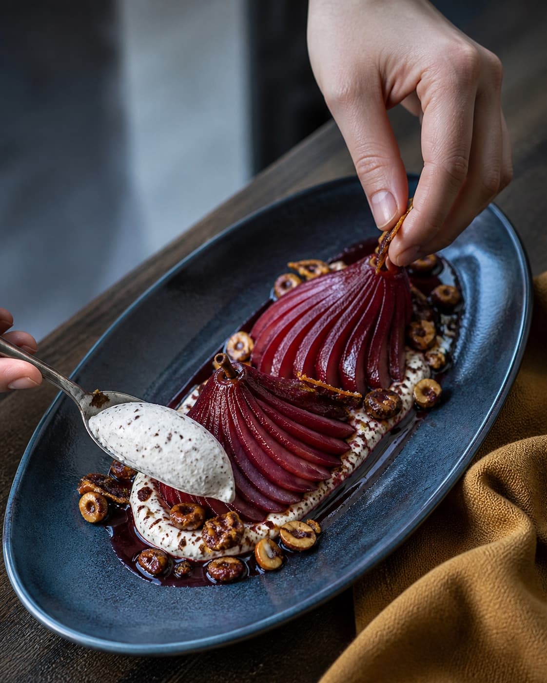 Pære vifte anrettes med quenelle skyris og sprød brittle