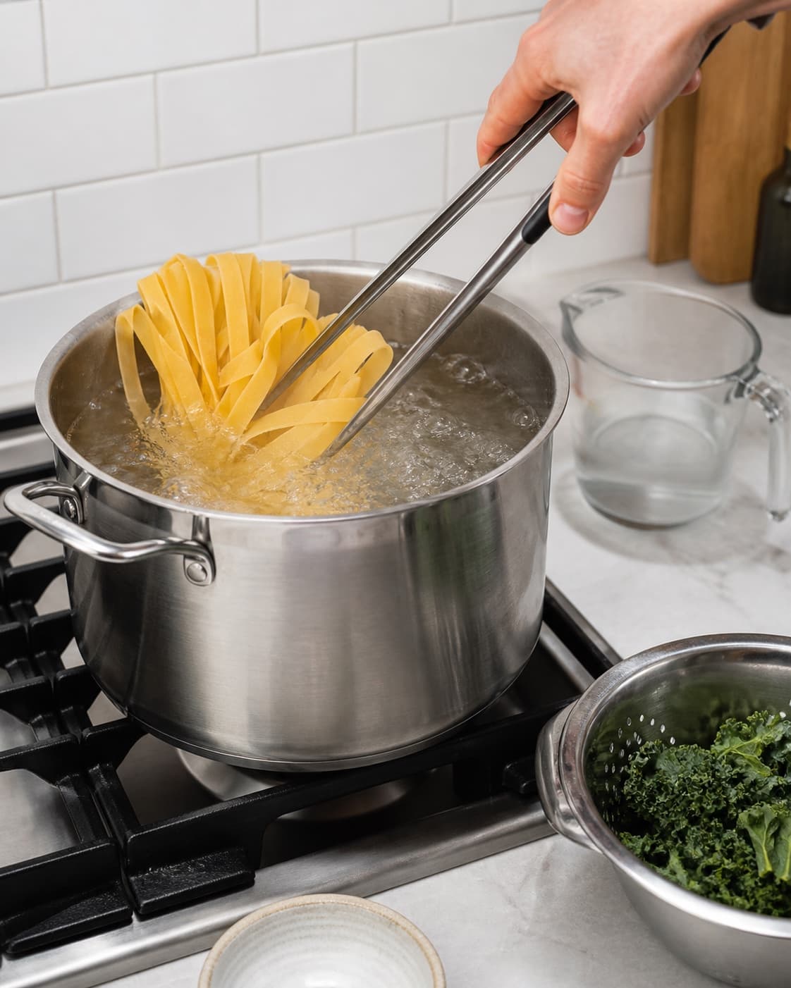 Tagliatelle sænkes i kogende saltet vand, mens pastavand reserveres