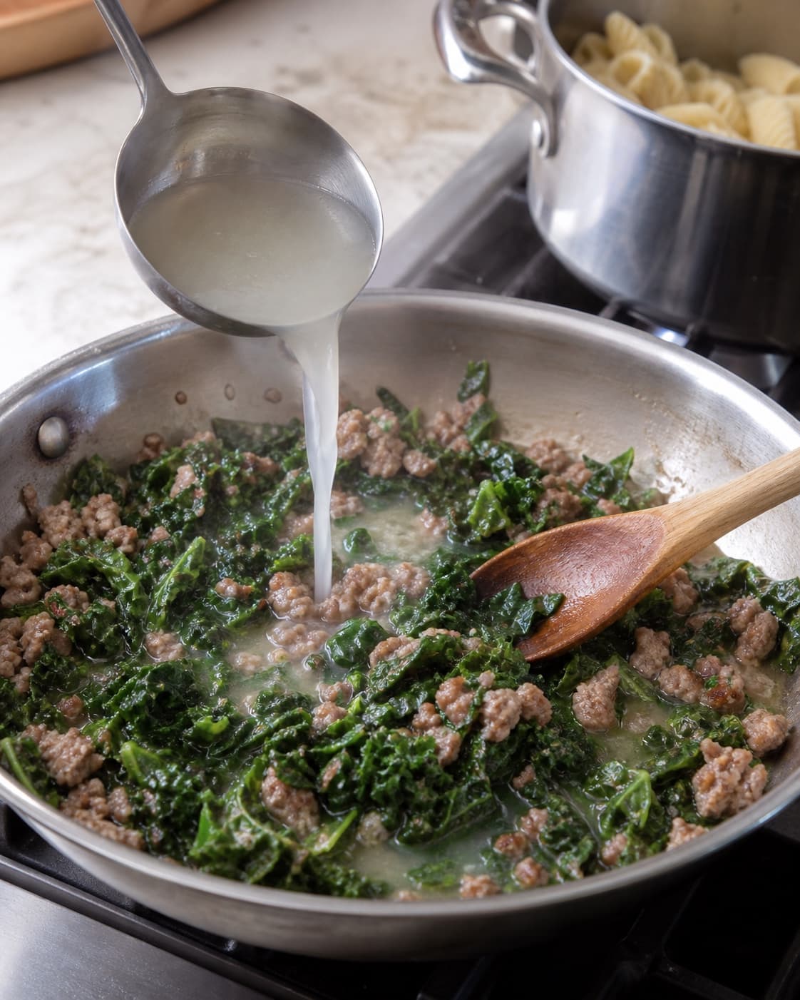 Pastavand hældes over salsiccia og cavolo nero, som foldes sammen