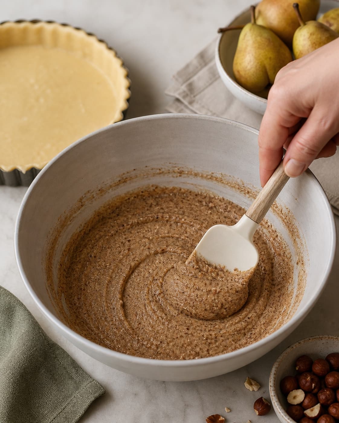 Hasselnødder, smør, sukker og æg røres til glat frangipane