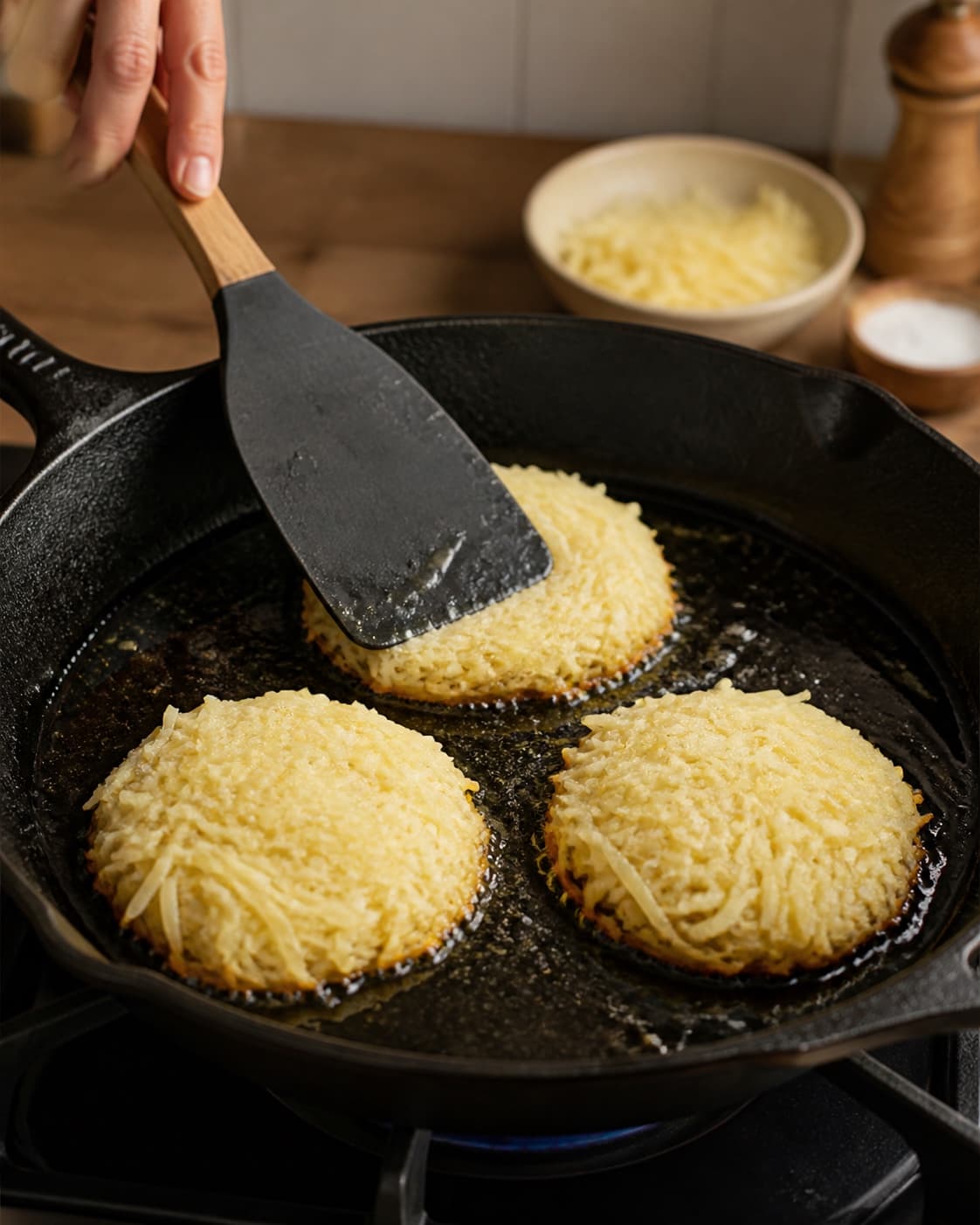 Kartoffelrösti steges med luft mellem stykkerne til gylden første side