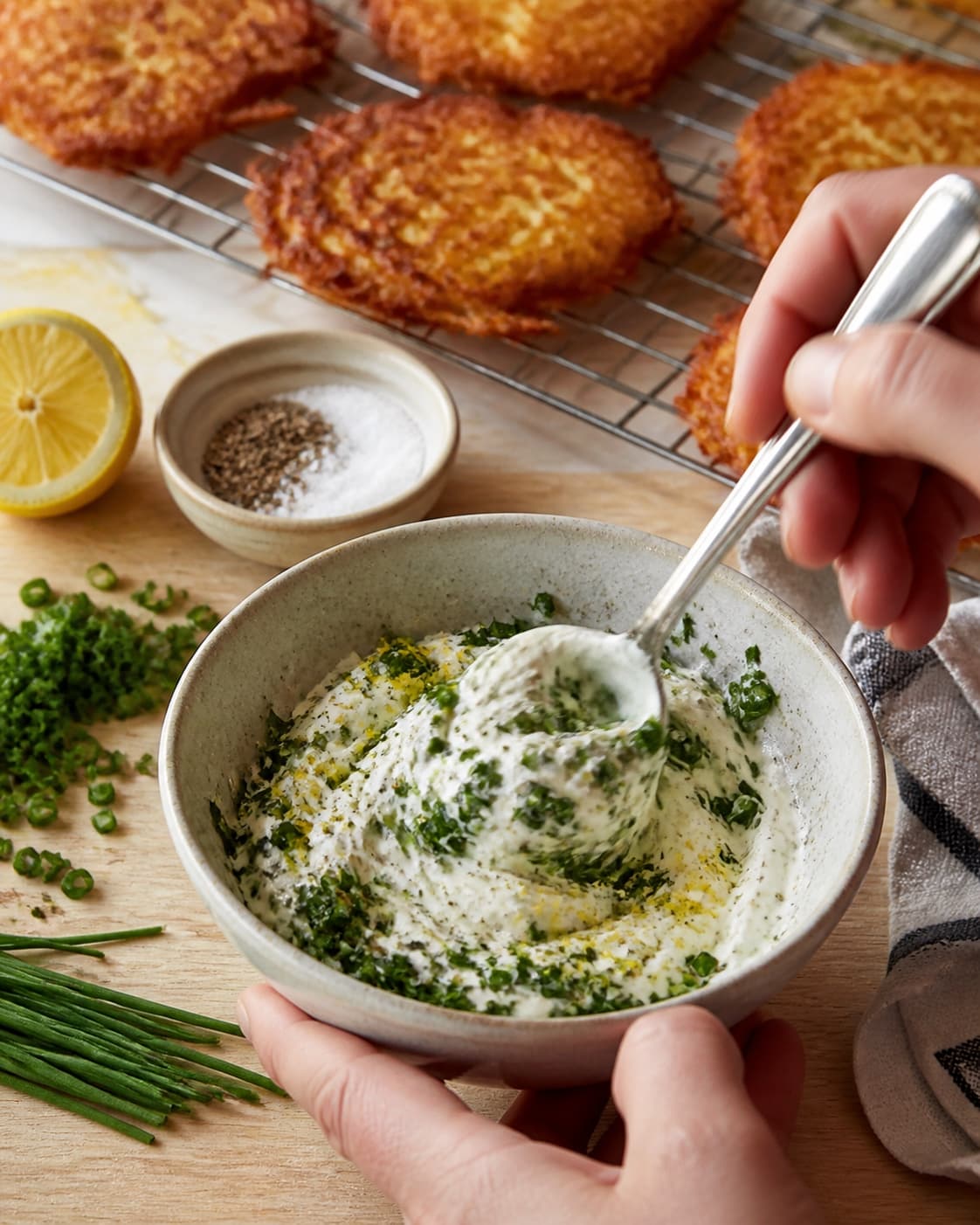 Citron-purløgsdip røres, mens varme rösti hviler kort på rist
