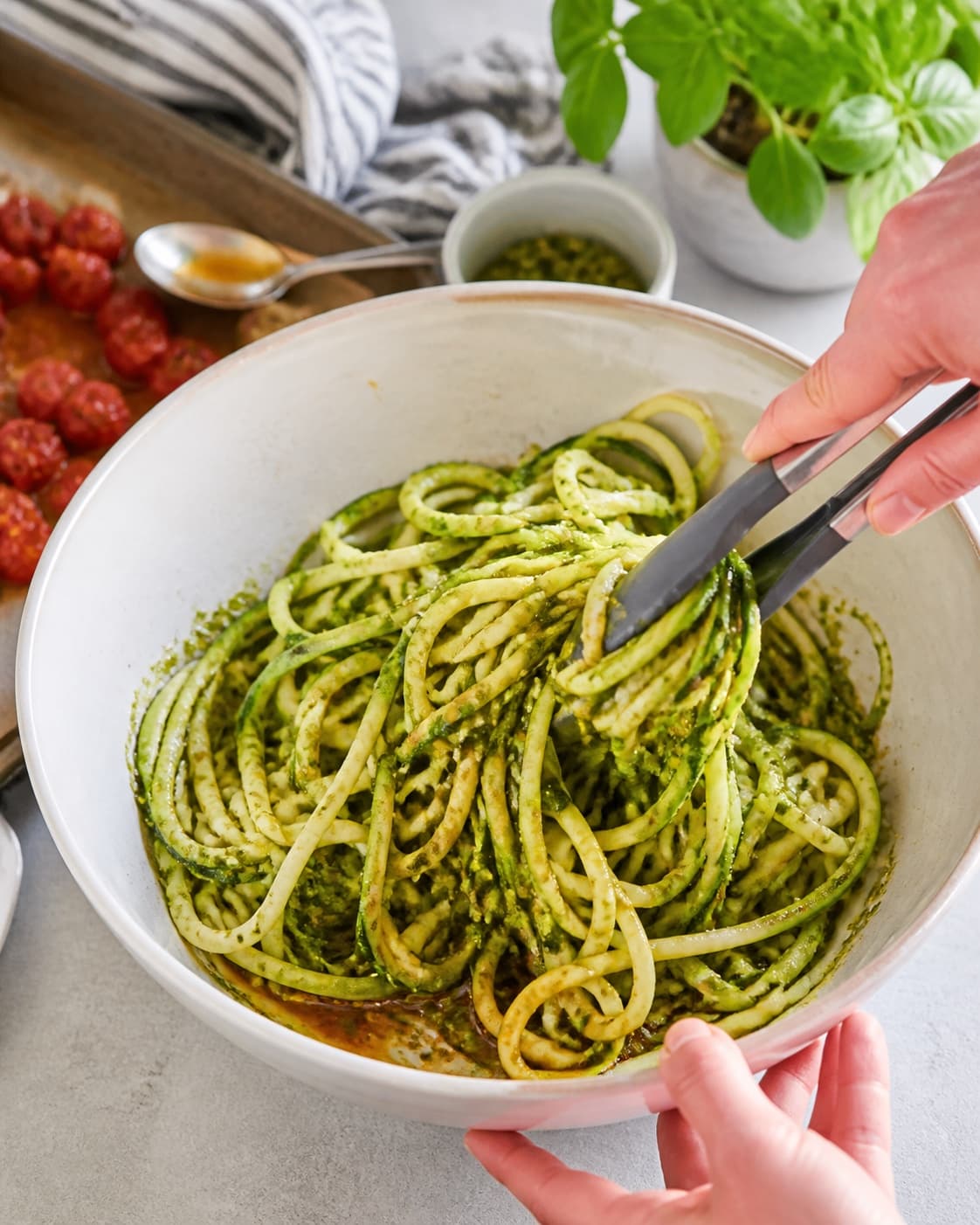 Rå squashspaghetti vendes nænsomt med pistaciepesto og lidt tomatsaft