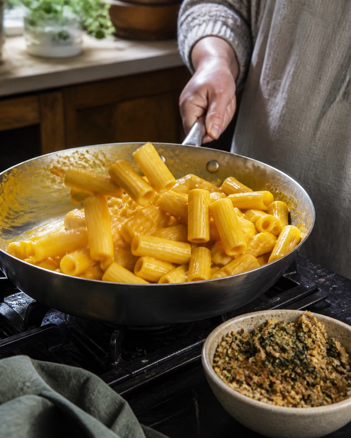 Rigatoni vendes energisk med græskarsauce og pastavand til blank emulsion