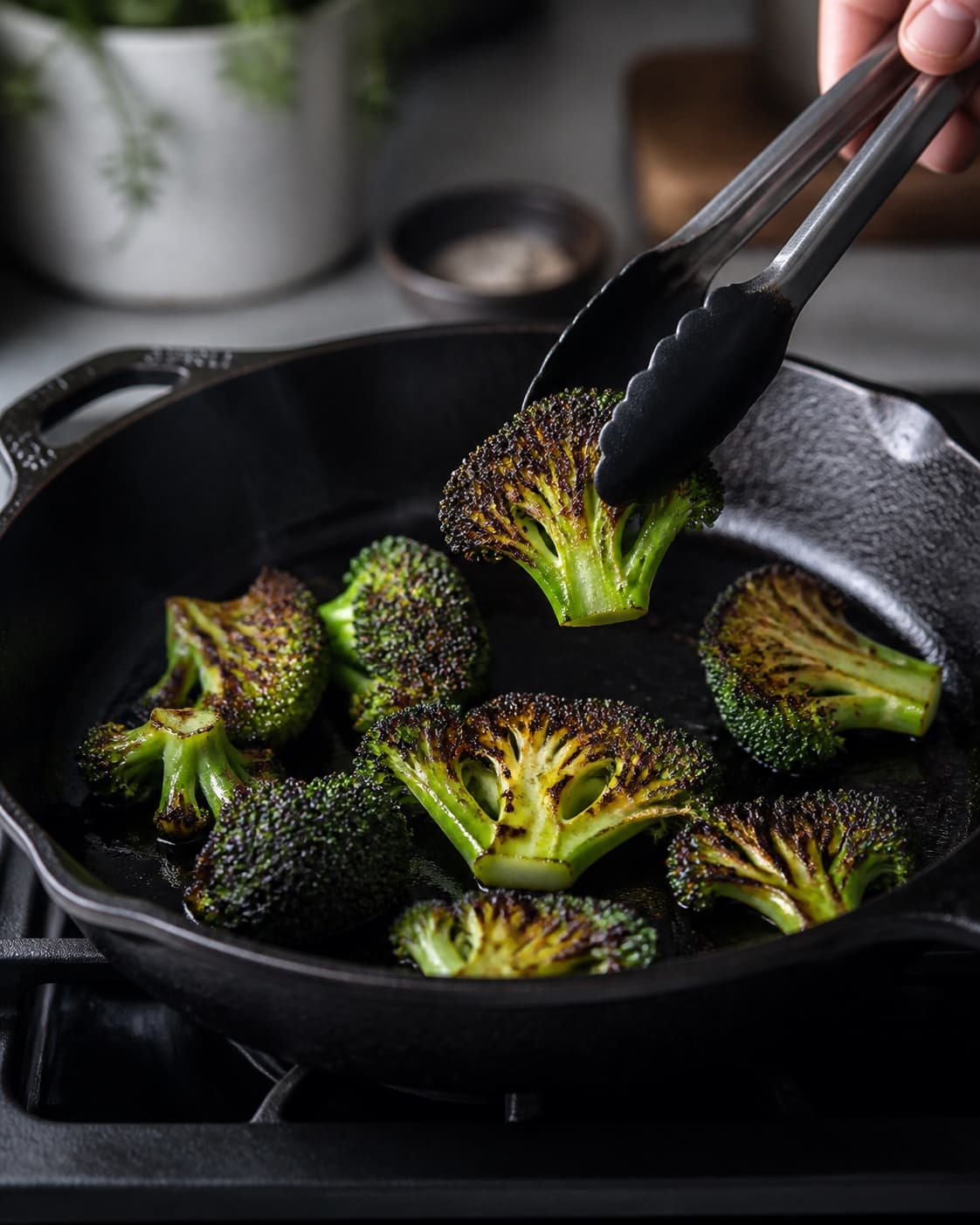 Broccolibuketter charres i ét lag til mørke kanter og grøn kerne