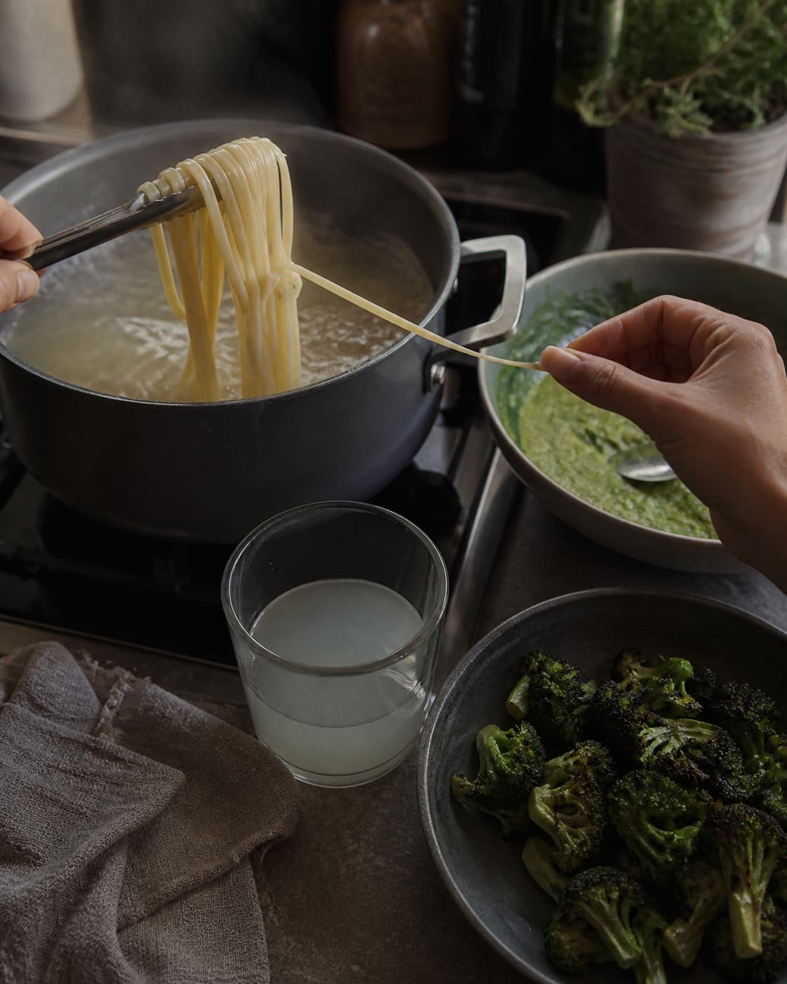 Linguine kontrolleres for al dente bid mens uklart pastavand reserveres