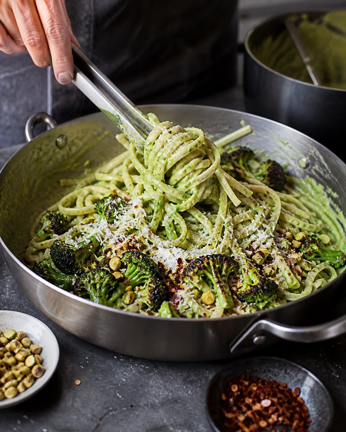 Linguine vendes blank med grøn broccolisauce, charrede buketter og pistacie