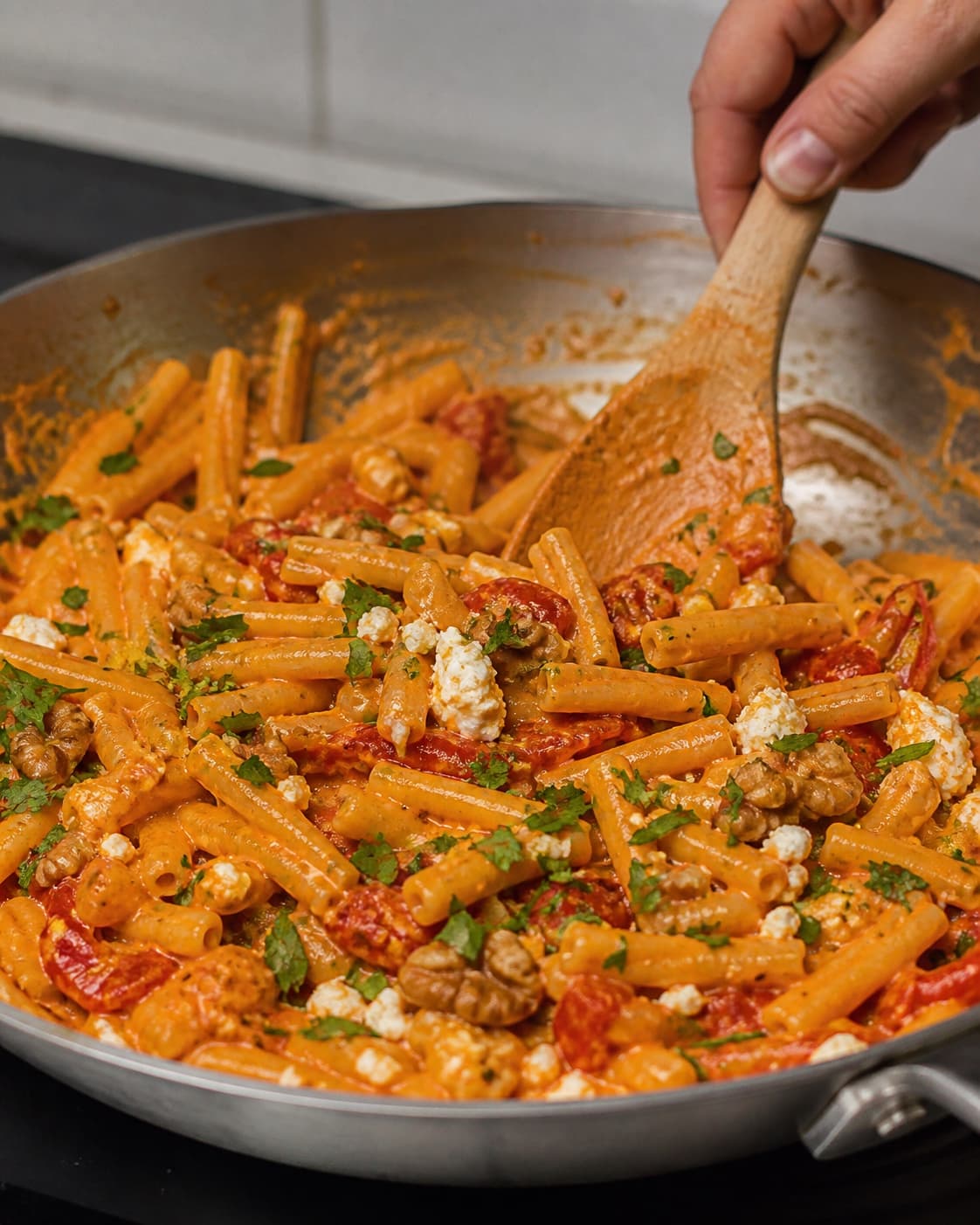 Casarecce vendes blank i peberfrugtsauce og afsluttes med feta og valnød