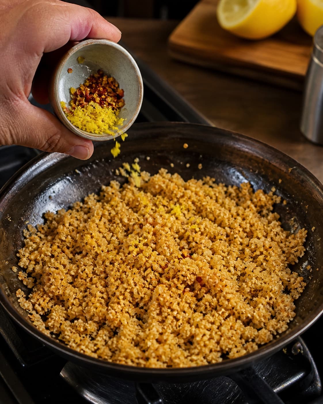 Grove brødkrummer ristes gyldne og vendes med chili og frisk citronskal