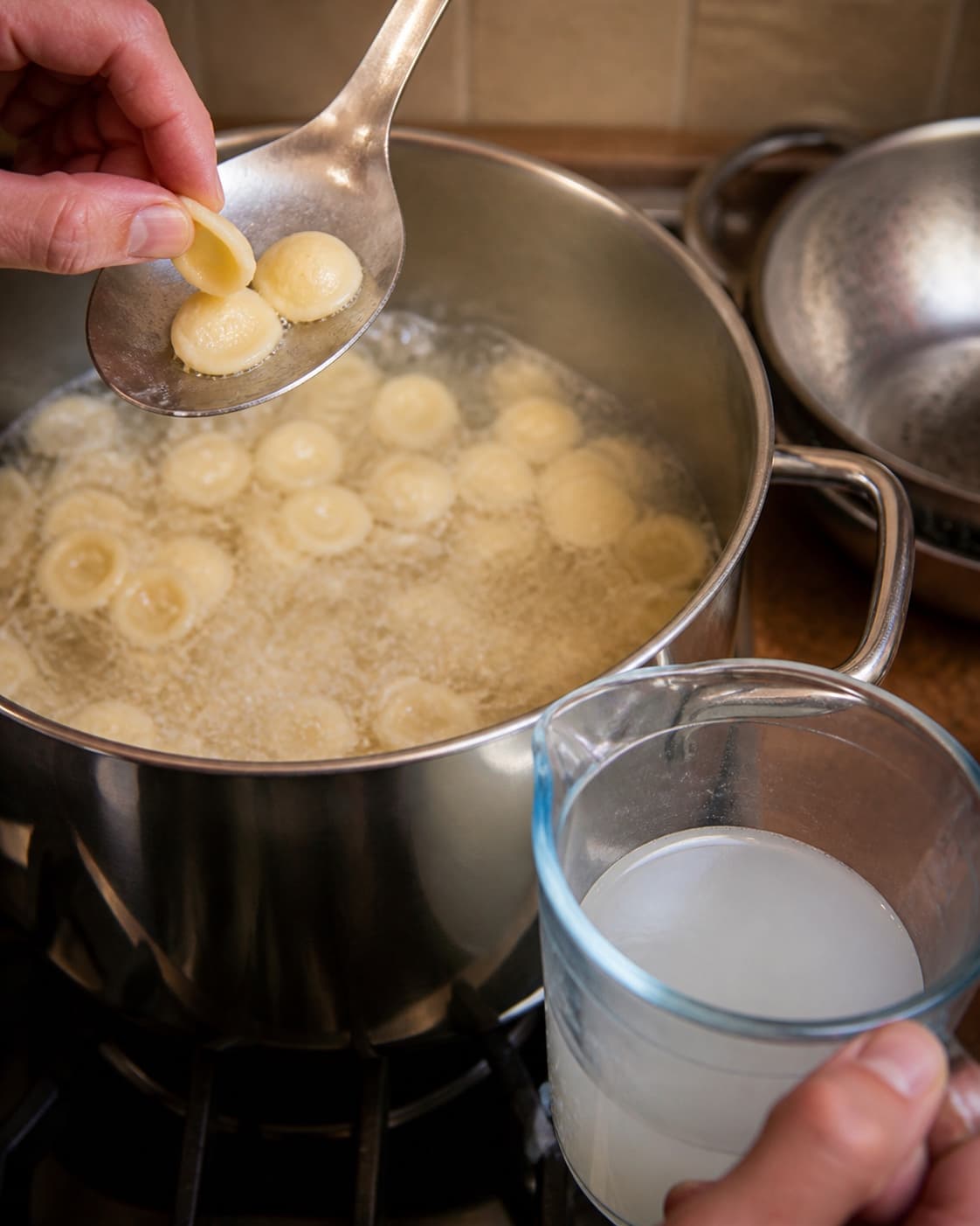 Orecchiette kontrolleres for al dente kerne, mens uklart pastavand gemmes