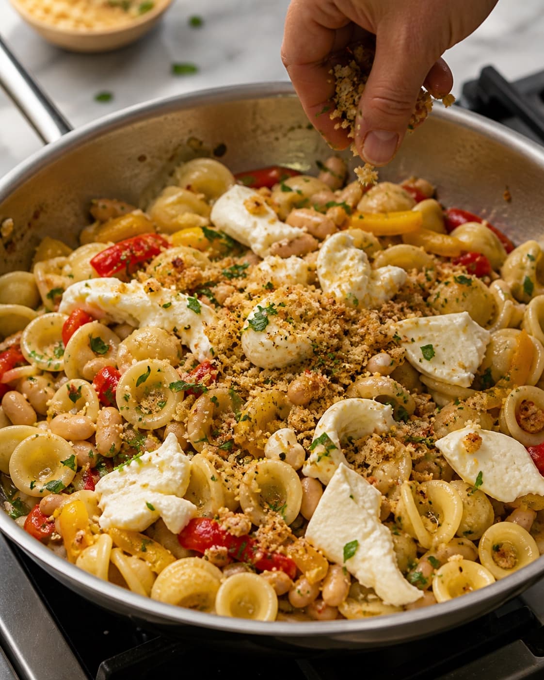 Orecchiette emulgeres med peber og bønner og toppes med burrata og sprød krumme