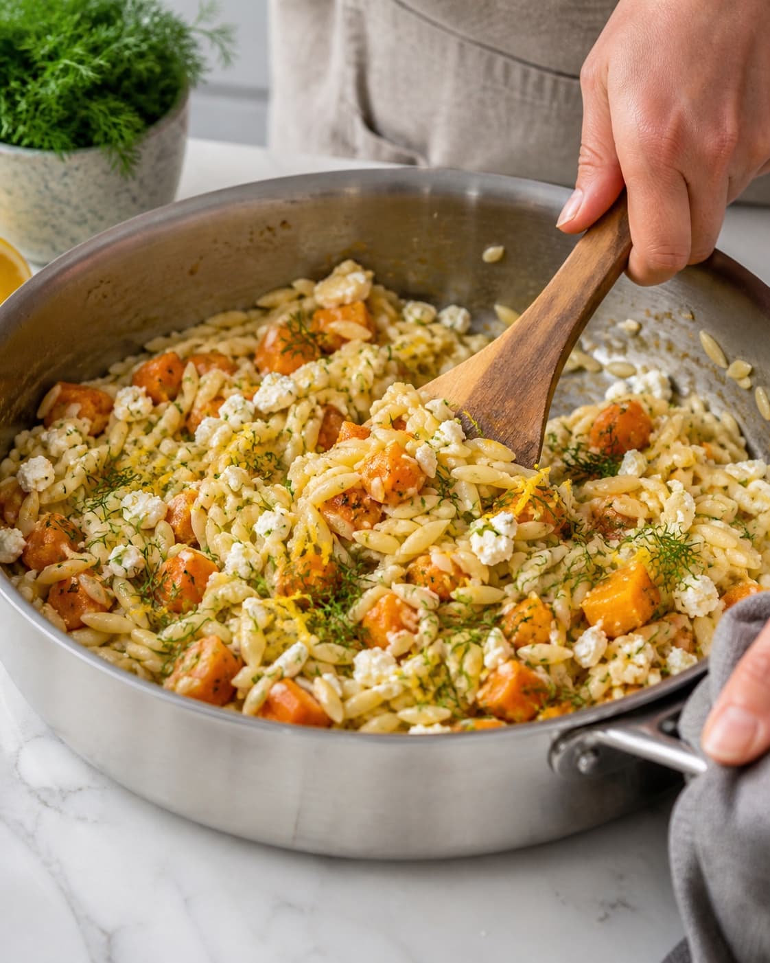 Ristet hokkaido, smuldret feta, smør, dild og citron foldes i cremet orzo væk fra varme