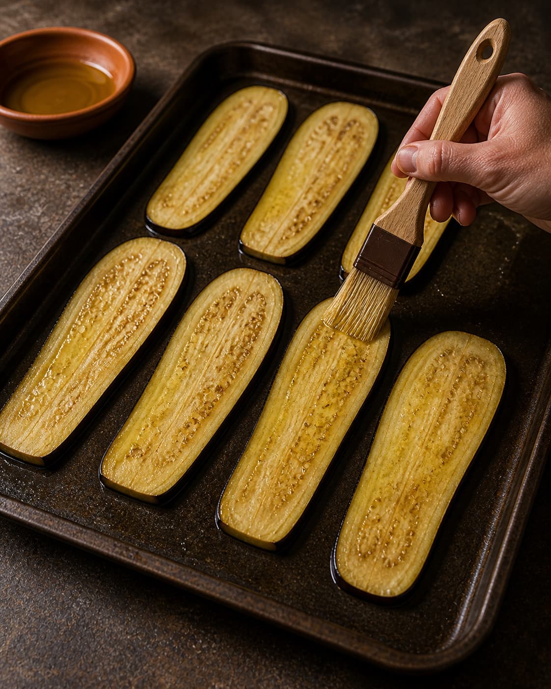 Lange aubergineplanker pensles med olie og ristes fleksible i ét lag