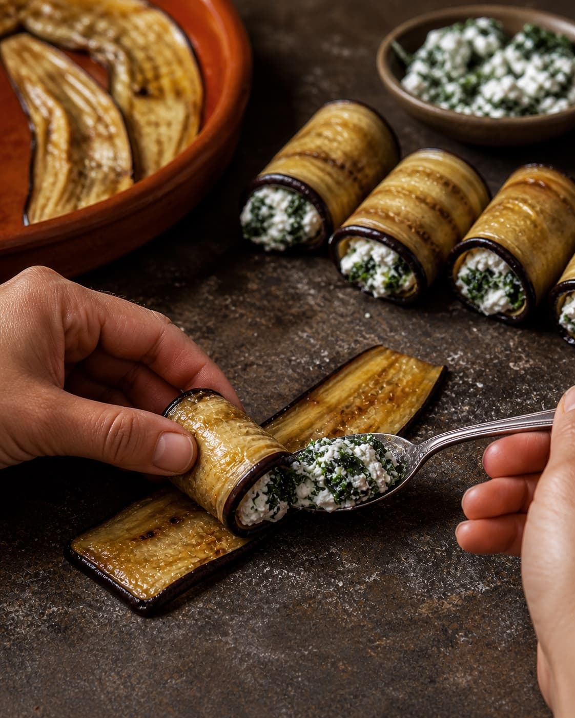 Spinat-ricotta lægges på fleksible aubergineplanker, som rulles til ens cylindere
