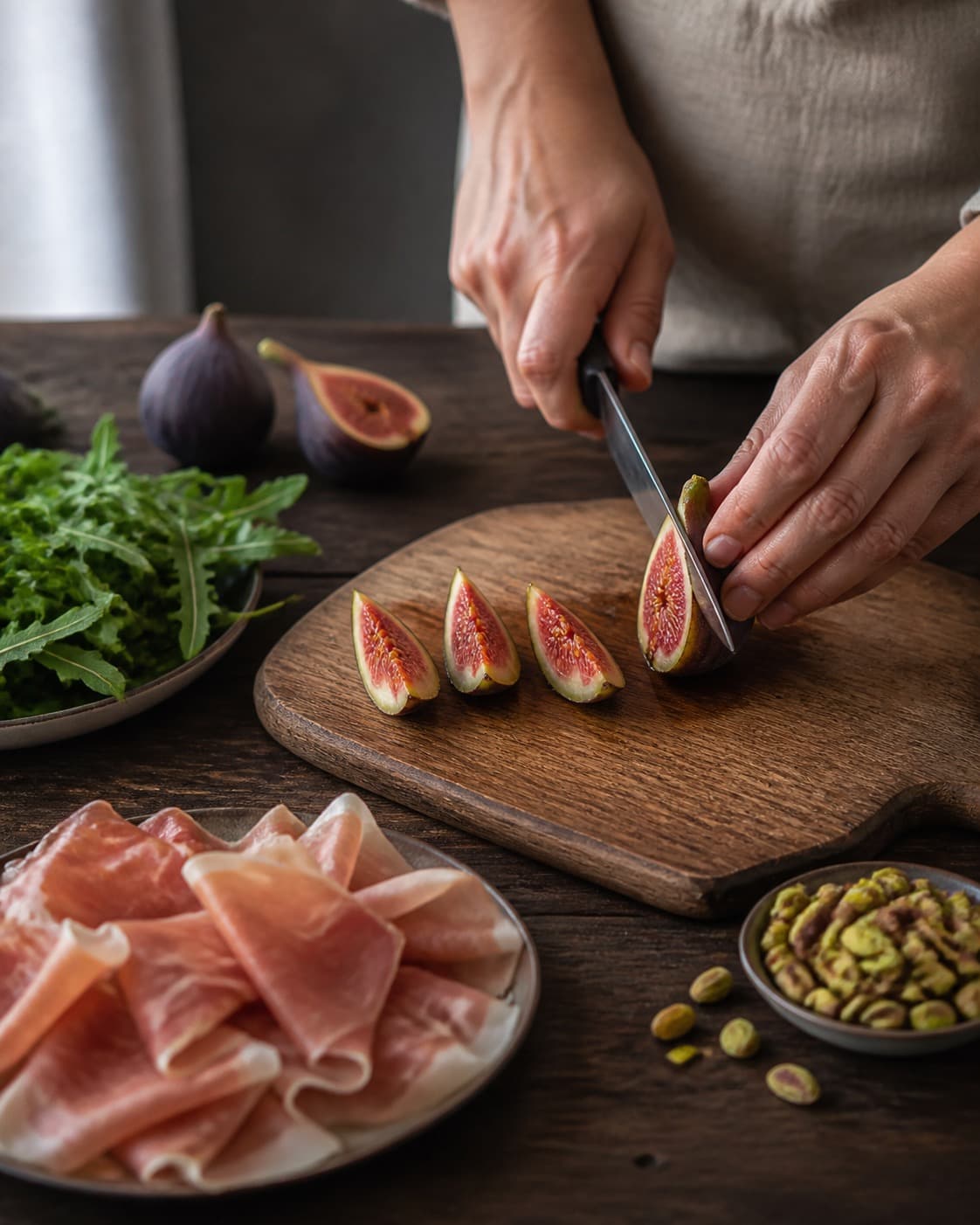 figner, rucola og parmaskinke klargøres ensartet til figensalaten under tilberedningen af figensalat med burrata, parmaskinke og pistacie