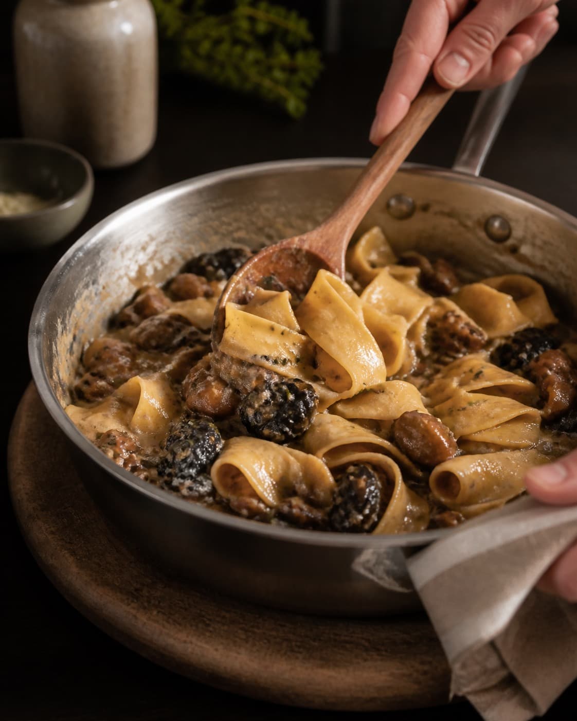 pappardelle med svamperagout justeres cremet væk fra hård varme under tilberedningen af pappardelle med svamperagout, selleri og timian