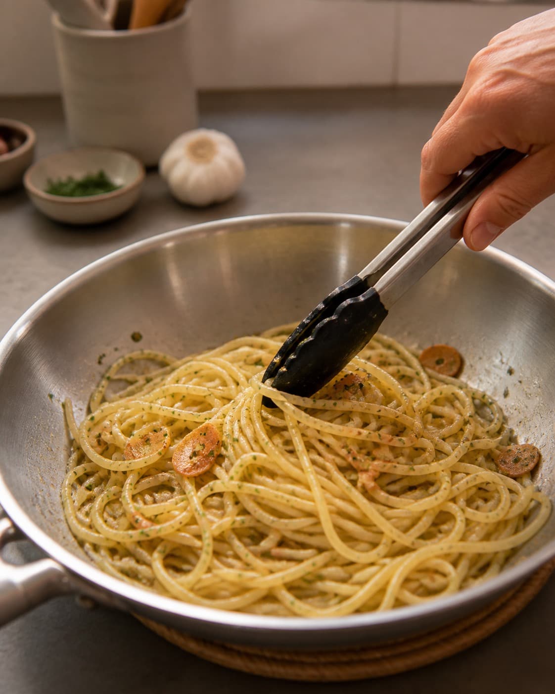 spaghetti aglio e olio justeres cremet væk fra hård varme under tilberedningen af spaghetti aglio e olio med ristet hvidløg og citron