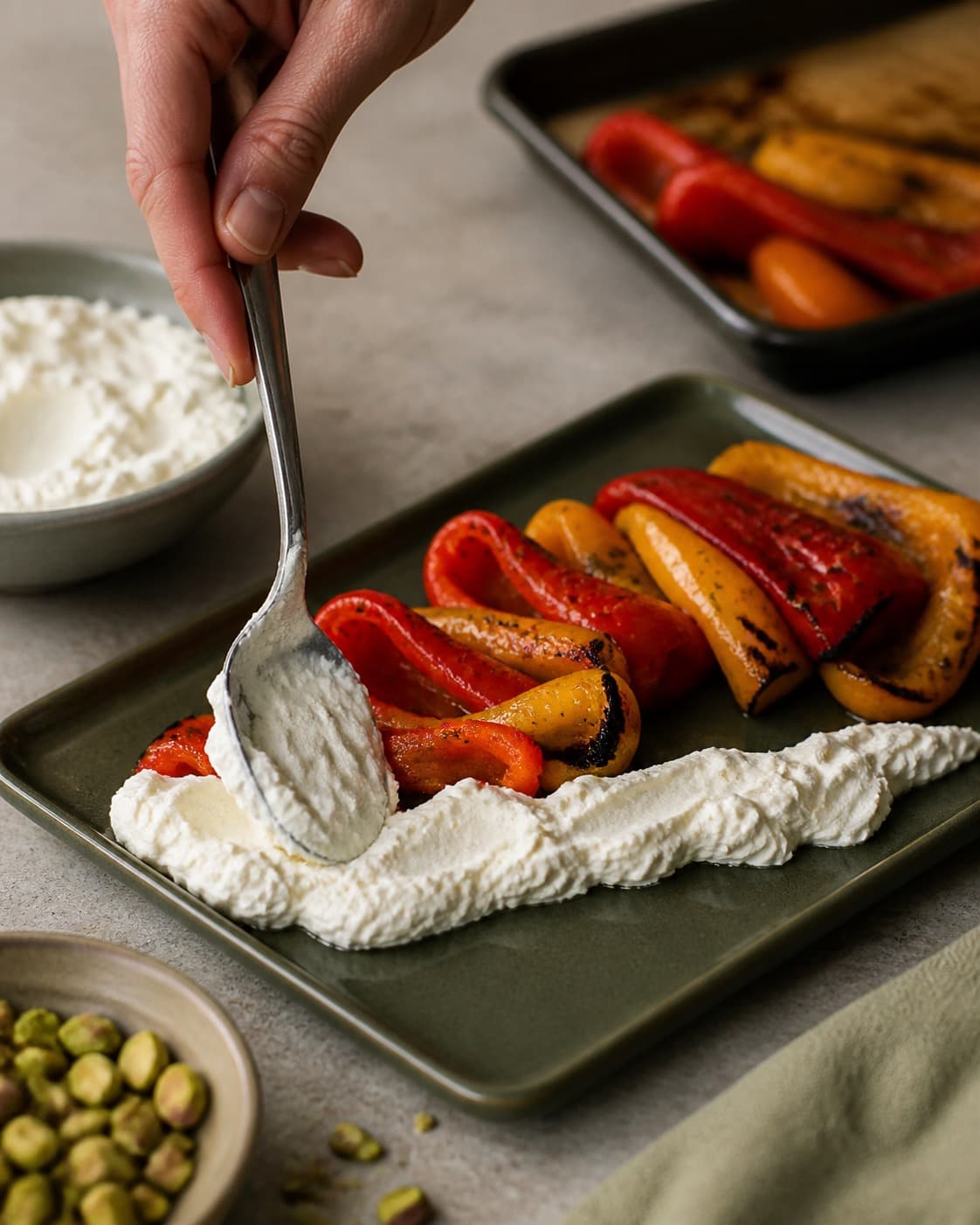 de grillede peberfrugter anrettes luftigt med pisket ricotta og pistacie under tilberedningen af grillede peberfrugter med ricotta og pistacie