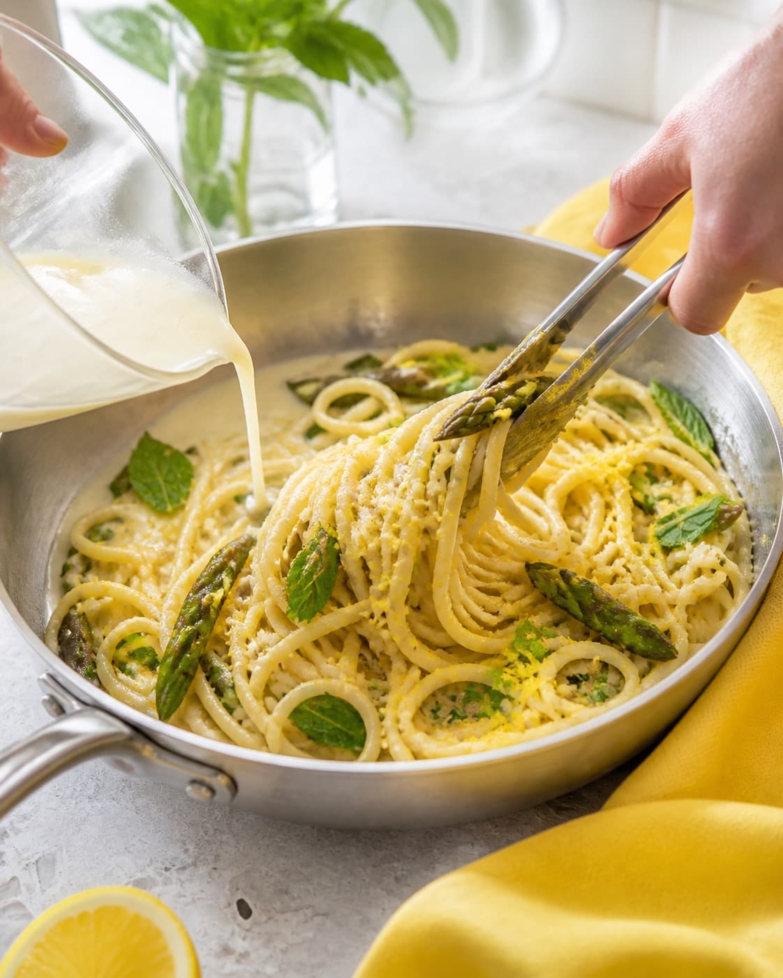 citronpastaen justeres cremet væk fra hård varme under tilberedningen af citronpasta med asparges, mynte og pecorino