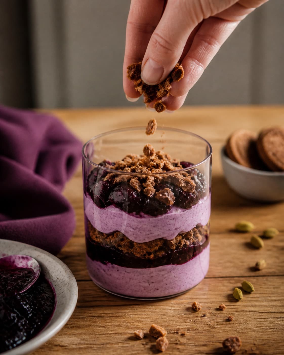 solbærisen bygges i tydelige lag af frugt creme og knas under tilberedningen af solbæris med kompot, mørk chokolade og kardemomme