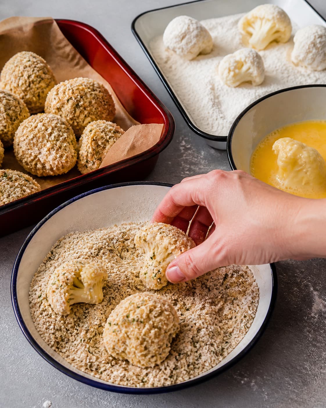 blomkålsbuketterne dækkes jævnt med mel, æg og parmesan-havre under tilberedningen af blomkålsnuggets med parmesan, havre og chilidip