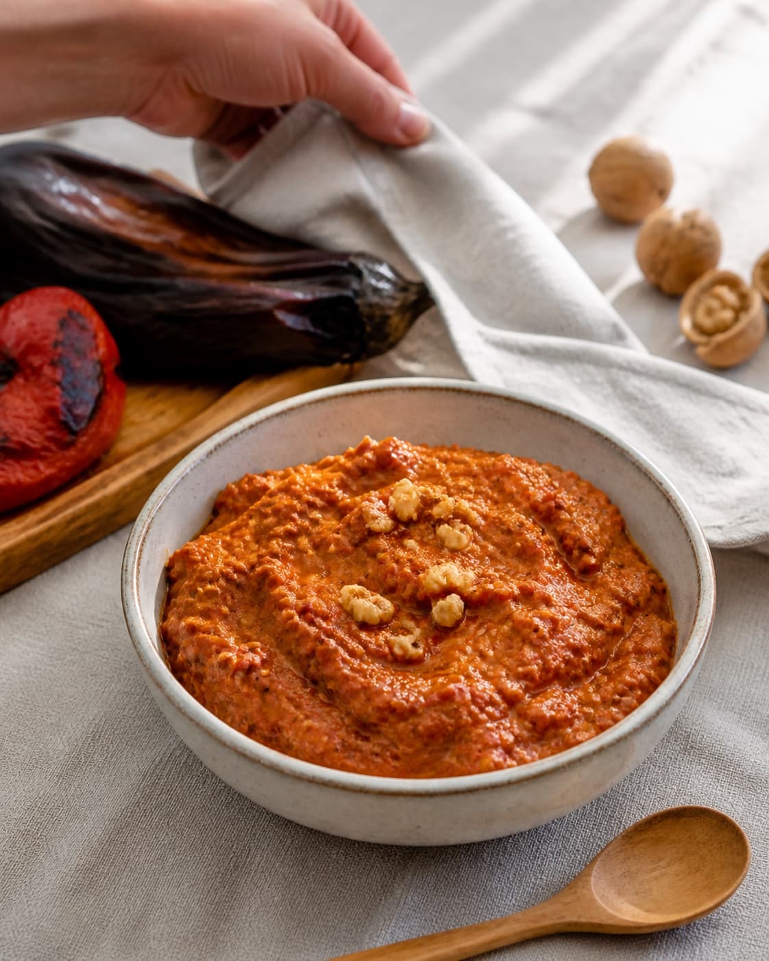 ajvaren hviler mens en blank sky samles under tilberedningen af ajvar med ristet peberfrugt, aubergine og valnød