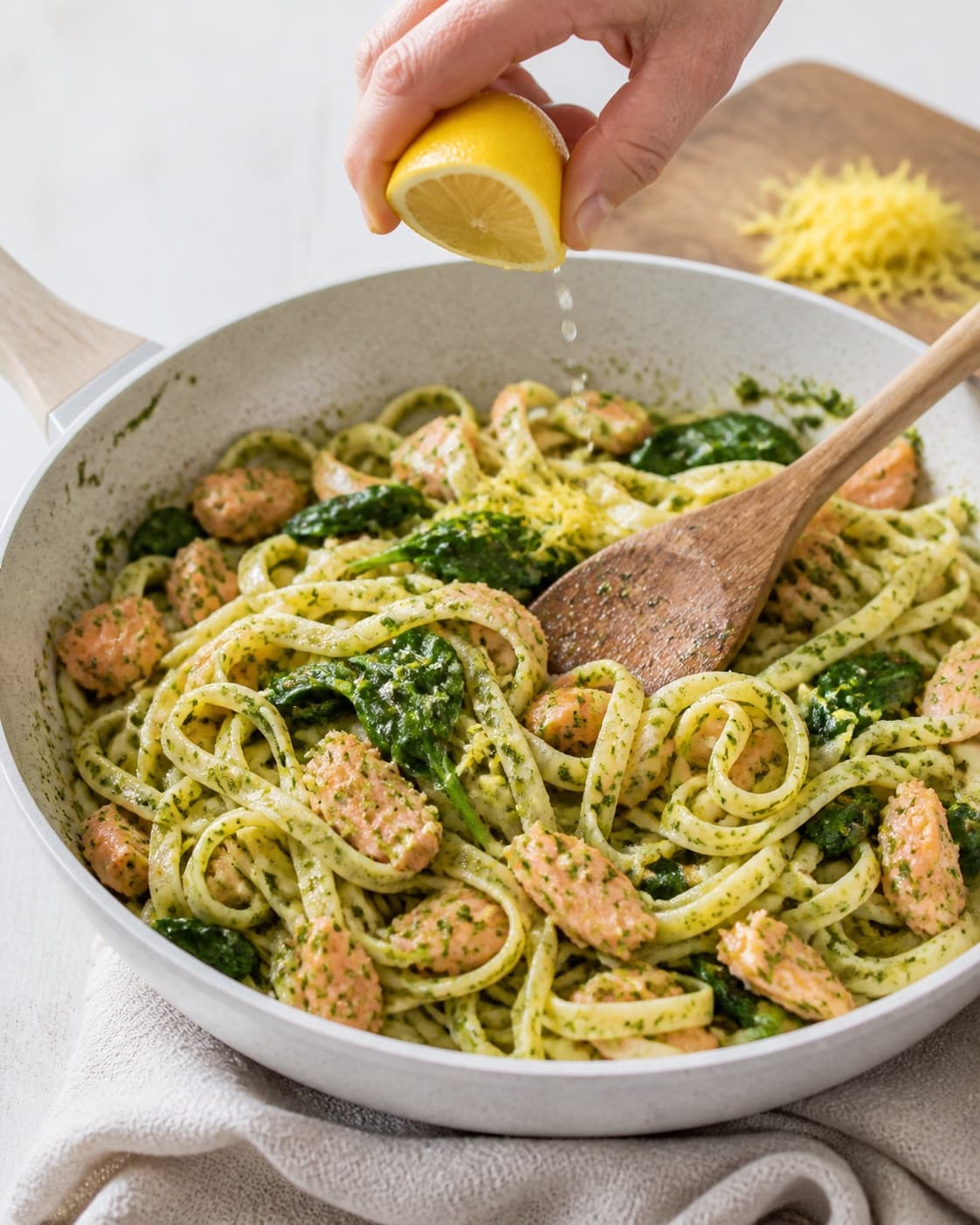 dildpesto, spinat og citron bygges i en bred pande under tilberedningen af tagliatelle med varmrøget laks, dildpesto og citron