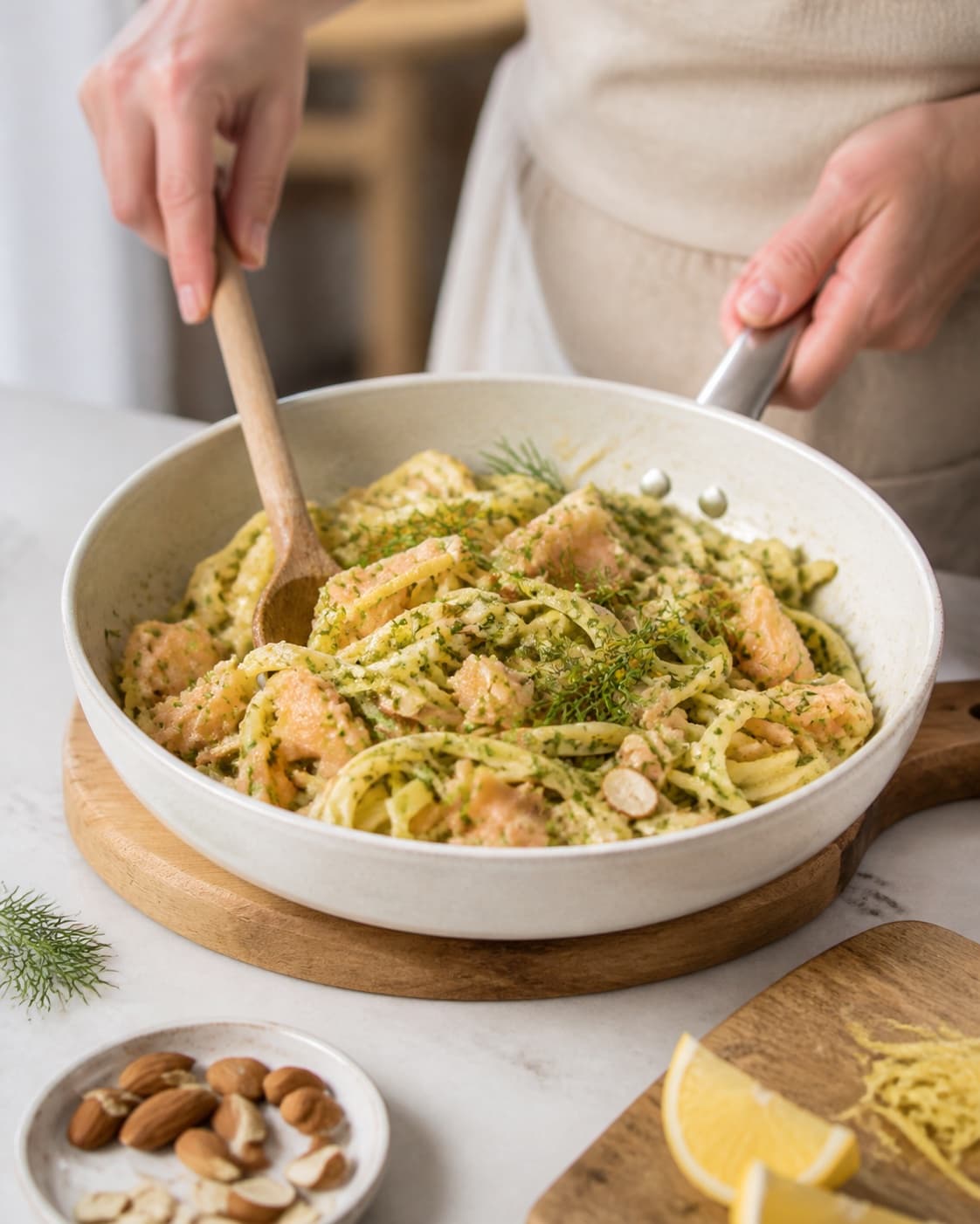 tagliatelle med laks justeres cremet væk fra hård varme under tilberedningen af tagliatelle med varmrøget laks, dildpesto og citron