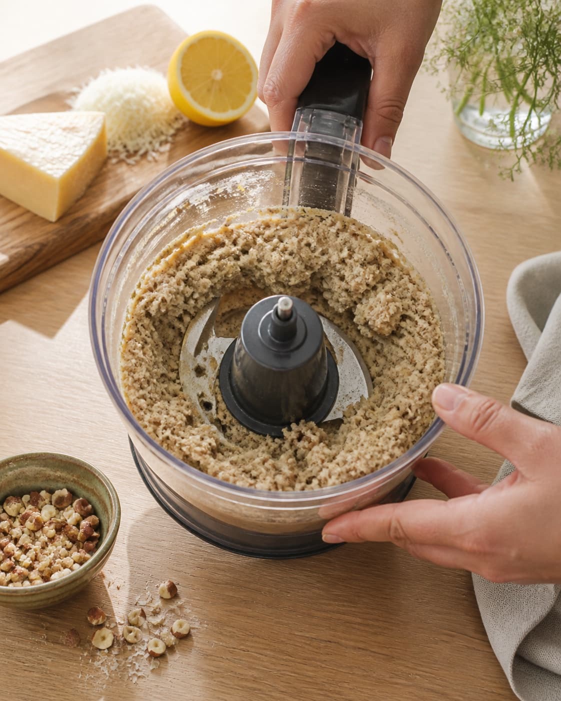 blancherede tørre bønner blandes til en fast masse til bønnefritterne under tilberedningen af sprøde grønne bønner med parmesan, citron og hasselnød