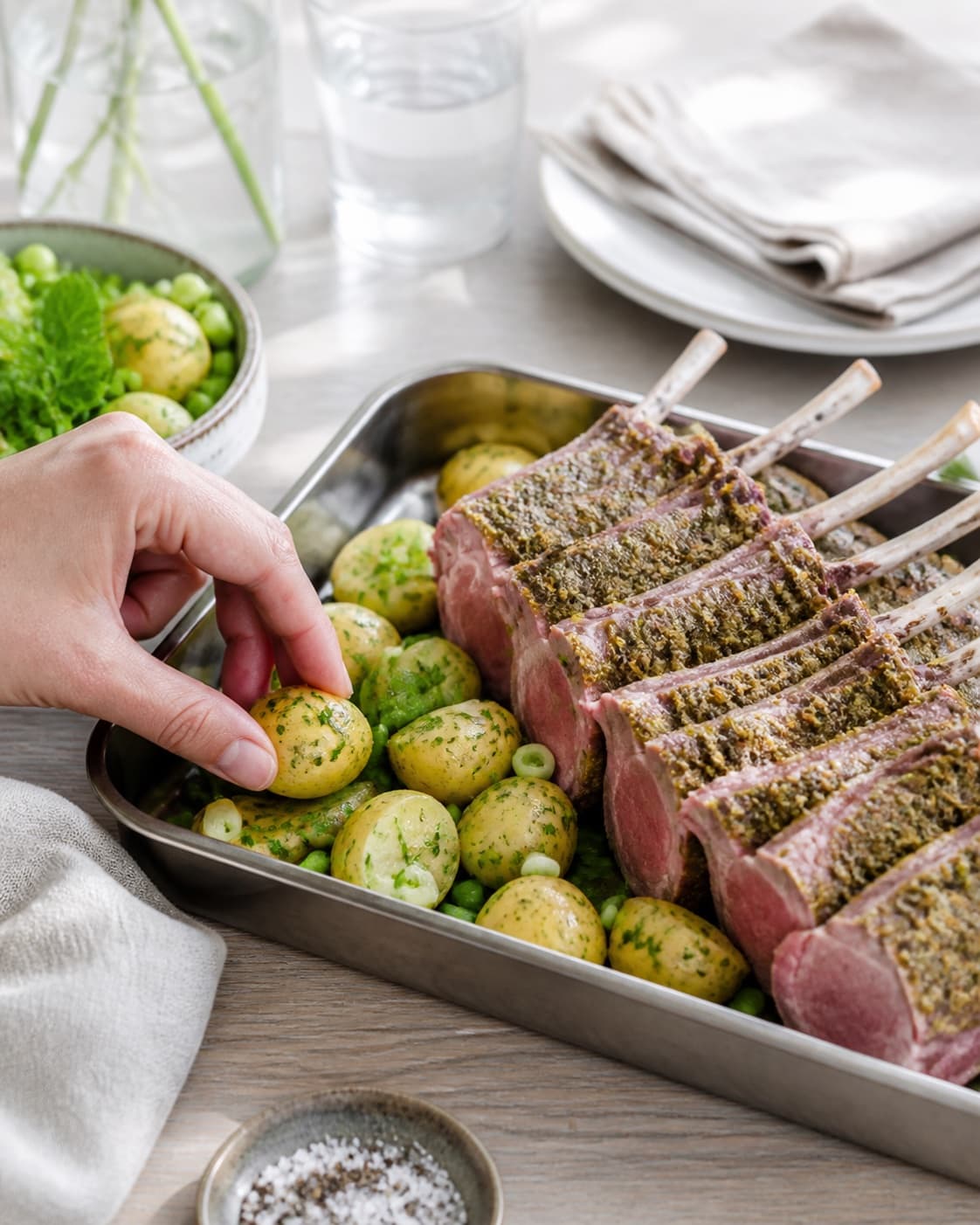 lammekrone og små kartofler klargøres ensartet til lammekronen under tilberedningen af urtestegt lammekrone med grøn kartoffelsalat og mynte