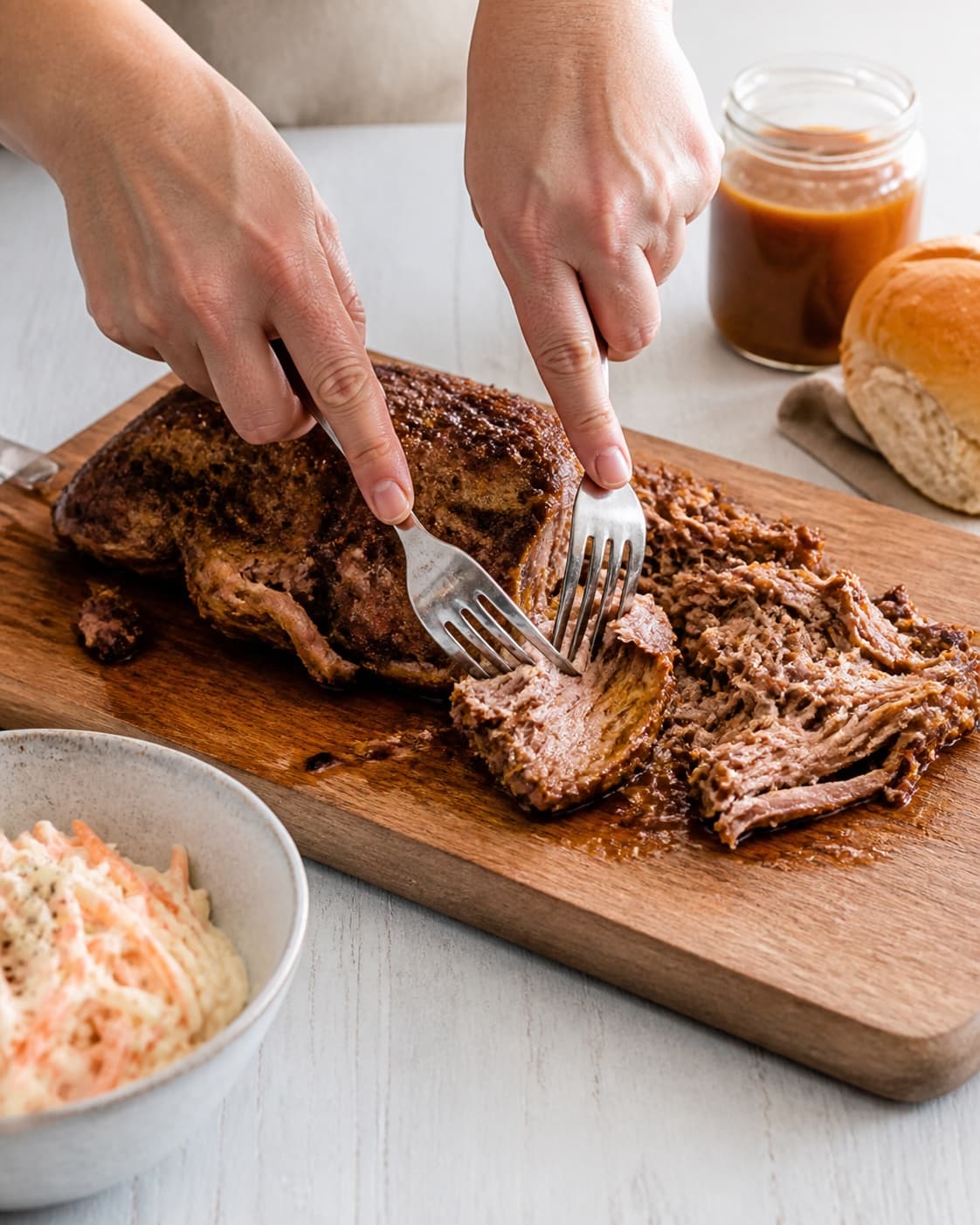 nakkefilet klargøres ensartet til pulled porken under tilberedningen af langtidsstegt pulled pork med æblemost og fennikelfrø