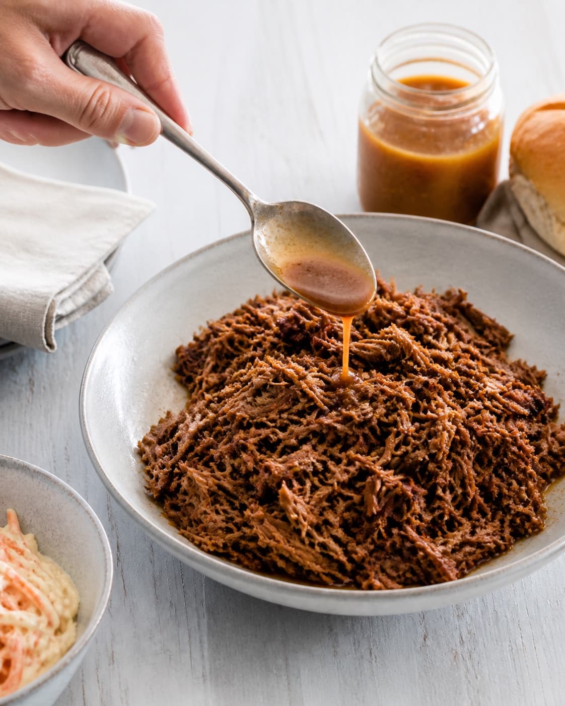 pulled porken hviler mens en blank sky samles under tilberedningen af langtidsstegt pulled pork med æblemost og fennikelfrø