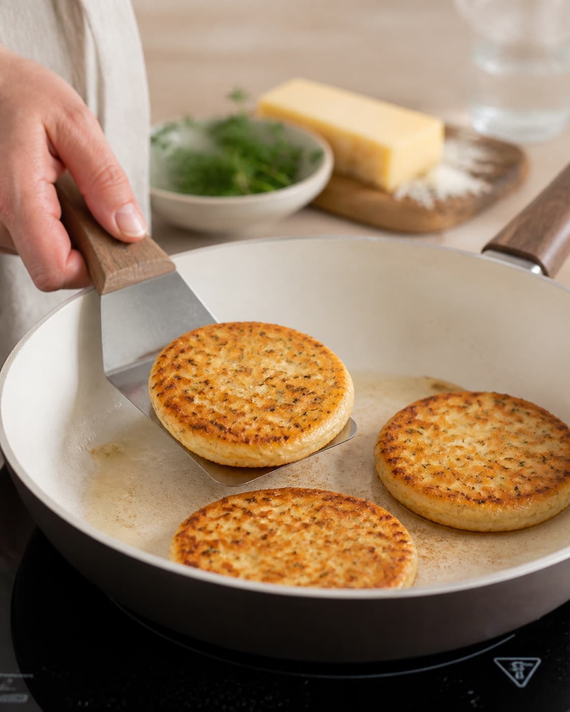 risottodellerne steger gylden i små hold under tilberedningen af sprøde risottodeller med mozzarella og tomatdip