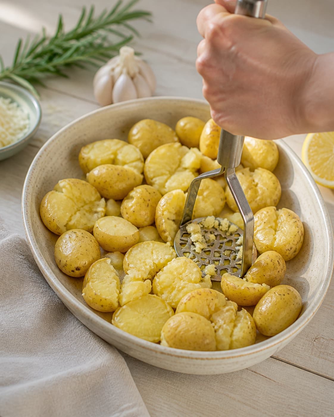 forkogte knuste kartofler klargøres ensartet til rosmarinkartoflerne under tilberedningen af rosmarinkartofler med citron, hvidløg og parmesan