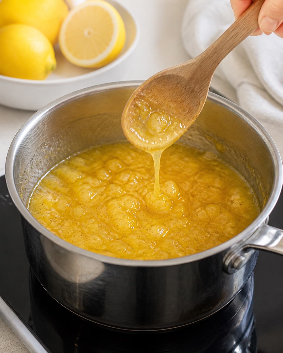 citron, vanilje og mandel koges nænsomt til et blankt element under tilberedningen af citronfromage med vanilje, skyr og mandelknas