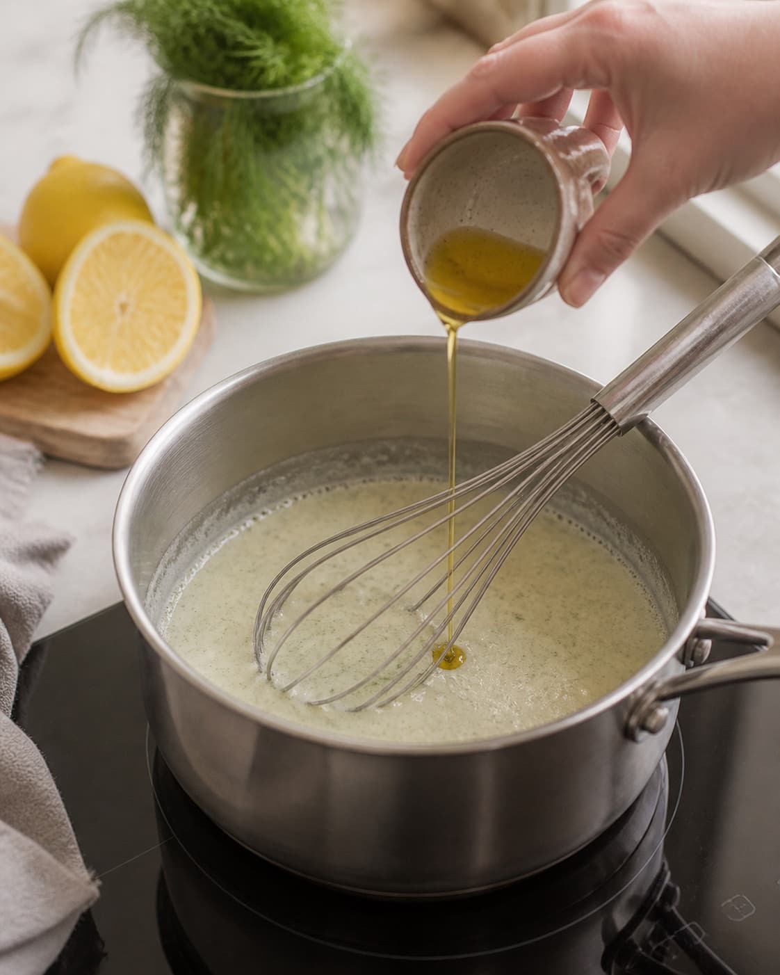 skyr, sennep, honning og olie koges klart til dilddressingen under tilberedningen af dilddressing med citron, skyr og sennep